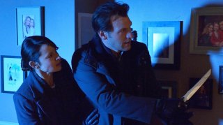 The Strain: Mia Maestro insieme a Corey Stoll nell'episodio It's Not For Everyone
