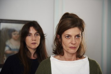 Tre cuori: Charlotte Gainsbourg e Chiara Mastroianni sorelle in crisi in una scena