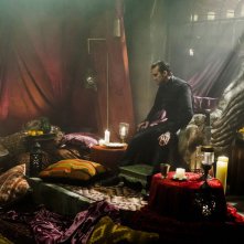 Dominion: Carl Beukes nell'episodio Ouroboros