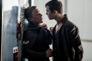 Dominion: Tom Wisdom e Chris Egan nell'episodio Ouroboros
