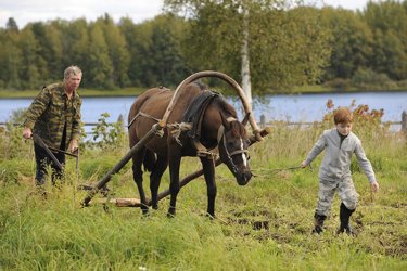 Aleksey Tryapitsyn con Timur Bondarenko in The Postman's White Nights