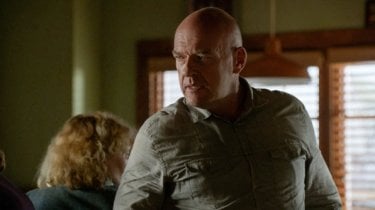 Under the Dome: Dean Norris nell'episodio In the Dark