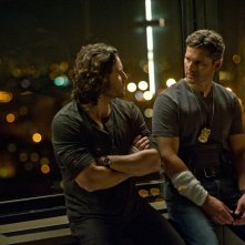 Liberaci dal male: Eric Bana con Edgar Ramirez in una scena
