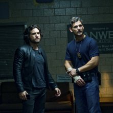 Liberaci dal male: Edgar Ramirez con Eric Bana in una scena del film