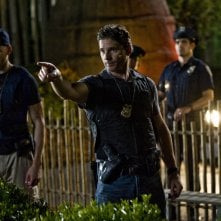 Liberaci dal male: Eric Bana con Joel McHale in una scena dell'horror