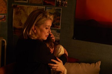 Tre cuori: Catherine Deneuve con Charlotte Gainsbourg in una scena del film