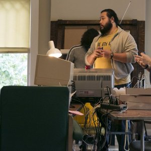 Halt and Catch Fire: un'immagine di Mackenzie Davis nell'episodio 1984