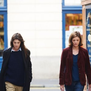 Tre cuori: Charlotte Gainsbourg e Chiara Mastroianni in una scena del film