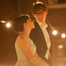 Theory of Everything: Eddie Redmayne e Felicity Jones in una suggestiva immagine