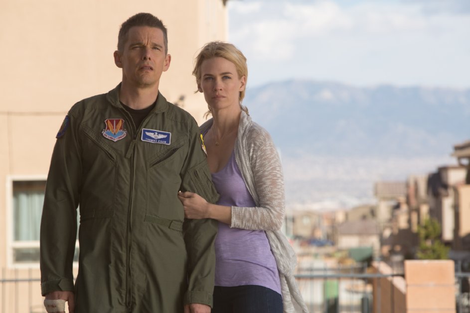 Good Kill: Ethan Hawke e January Jones in una scena