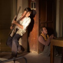 Viggo Mortensen con Reda Kateb si nascondono in una scena di Loin des hommes