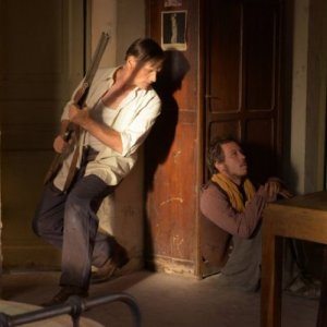 Viggo Mortensen con Reda Kateb si nascondono in una scena di Loin des hommes