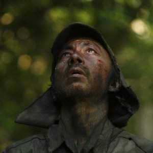 Fires on the Plain: primo piano di un soldato tratto dal film