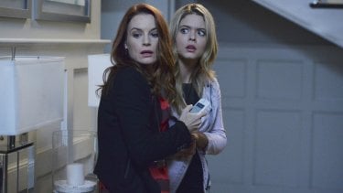 Pretty Little Liars: Sasha Pieterse e Laura Leighton nell'episodio Scream for Me