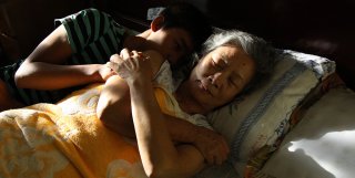 Zhong Lü con Hao Qin in una tenera scena di Red Amnesia