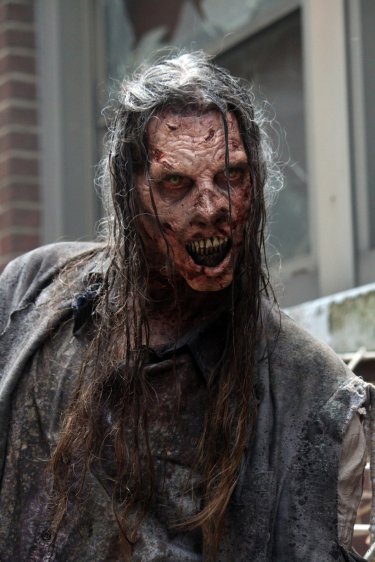 The Walking Dead: un walker affamato nella premiere della stagione 5