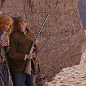 Loin des hommes: Viggo Mortensen con Reda Kateb in una scena del film