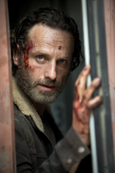 The Walking Dead: Andrew Lincoln in una scena della premiere della stagione 5