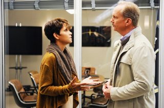 Extant: un'immagine di Halle Berry nell'episodio What on Earth Is Wrong?