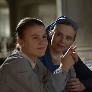 Mary’s Story: Isabelle Carré con Ariana Rivoire in una scena del film