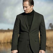 Benno Fürmann nei panni di un sicario dei servizi segreti in una scena di A Hitman’s Solitude Before the Shot