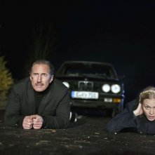 Benno Fürmann e Mavie Hörbiger in una scena di A Hitman’s Solitude Before the Shot