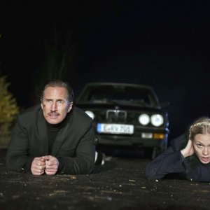 Benno Fürmann e Mavie Hörbiger in una scena di A Hitman’s Solitude Before the Shot