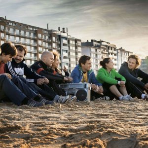 Tour de Force: una scena di gruppo in spiaggia tratta dal film