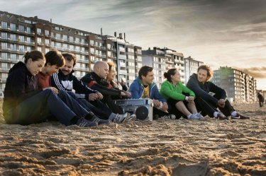 Tour de Force: una scena di gruppo in spiaggia tratta dal film