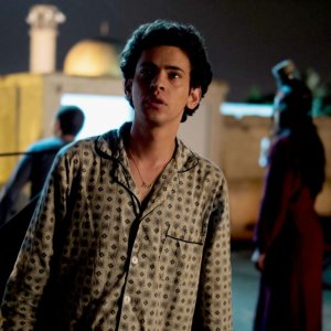 Tawfeek Barhom nei panni di Eyad in una scena di Dancing Arabs