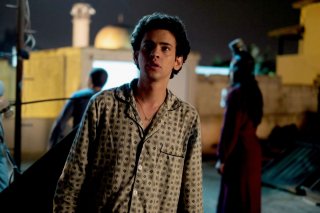 Tawfeek Barhom nei panni di Eyad in una scena di Dancing Arabs