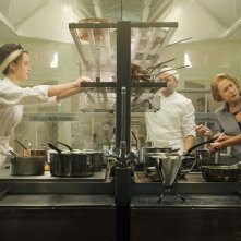 Amore, Cucina e... Curry: Manish Dayal con Helen Mirren e Charlotte Le Bon in una scena del film