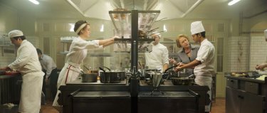 Amore, Cucina e... Curry: Manish Dayal con Helen Mirren e Charlotte Le Bon in una scena del film