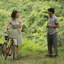 Amore, Cucina e... Curry: Charlotte Le Bon con Manish Dayal in un romantico momento del film 