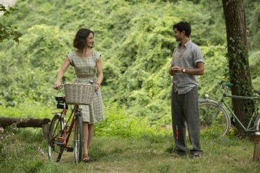 Amore, Cucina e... Curry: Charlotte Le Bon con Manish Dayal in un romantico momento del film