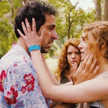 Love Island: Ariane Labed con Ermin Bravo e il  terzo incomodo Ada Condeescu in una scena del film