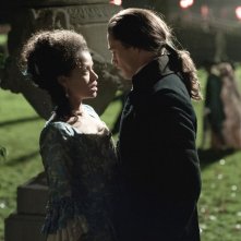 La ragazza del dipinto: Sam Reid e Gugu Mbatha-Raw innamorati contro i pregiudizi in una scena del film