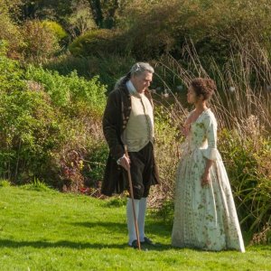 La ragazza del dipinto: Tom Wilkinson con Gugu Mbatha-Raw in una scena del film