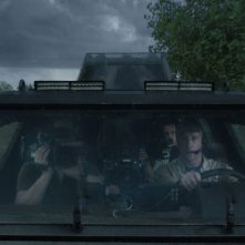 Cacciatori di tornado in cerca di scoop in una scena di Into the Storm