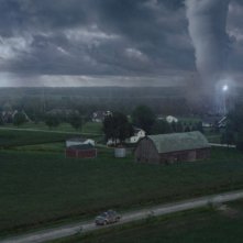 Into the Storm: la minaccia del tornado marcia senza sosta verso le case in una scena del film