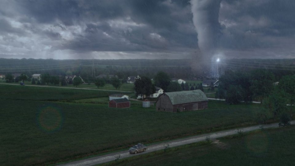 Into the Storm: la minaccia del tornado marcia senza sosta verso le case in una scena del film