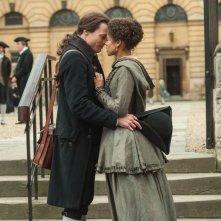 La ragazza del dipinto: Sam Reid in un romantico momento del film con Gugu Mbatha-Raw