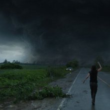 Incidenti stradali causati dal tornado in una scena di Into the Storm