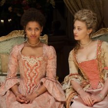 La ragazza del dipinto: Gugu Mbatha-Raw in una scena in compagnia di Sarah Gadon