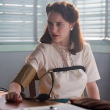 Manhattan: Rachel Brosnahan durante una scena dell'episodio The Hive