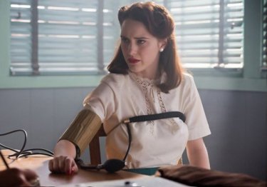 Manhattan: Rachel Brosnahan durante una scena dell'episodio The Hive