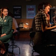 Manhattan: Rachel Brosnahan nell'episodio The Hive