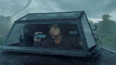 Into the Storm: Nathan Kress incredulo davanti a un tornado in una scena del film