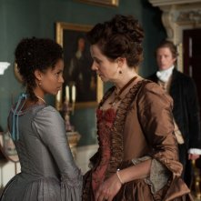 La ragazza del dipinto: Emily Watson con Gugu Mbatha-Raw in una scena del film