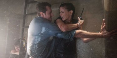 Into the Storm: Richard Armitage con  Sarah Wayne Callies in una scena del film